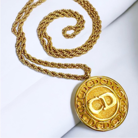 Gold Pendant Necklace EUCwith COA